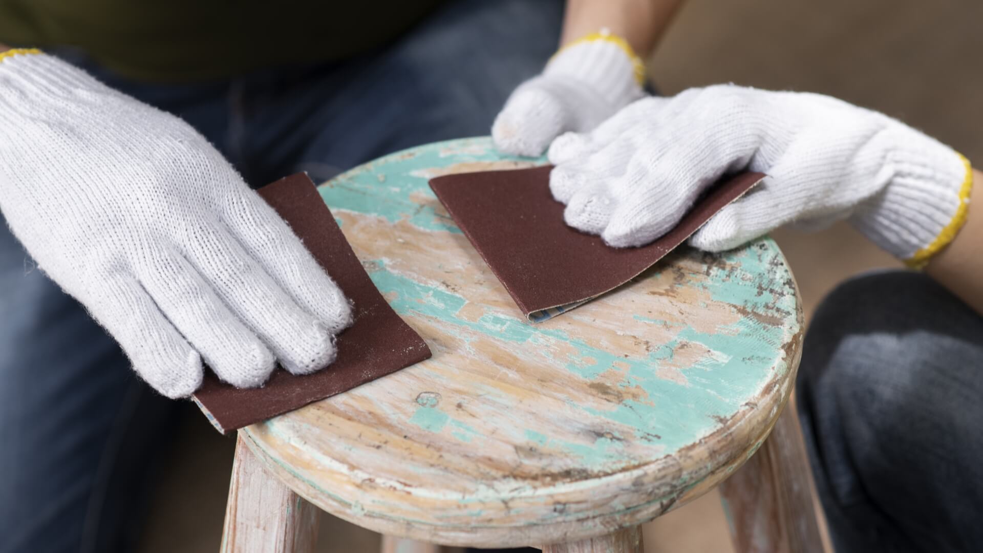 Come usare la carta abrasiva sulle superfici in legno senza fare